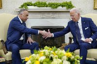 Biden shakes hands with Iraqi prime minister in Oval Office.